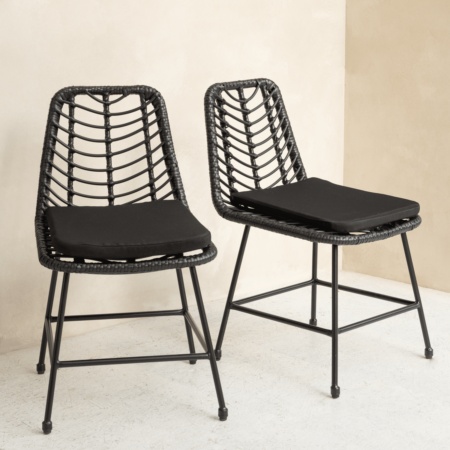 Lot de 2 chaises en rotin synthétique noires avec coussins OKA